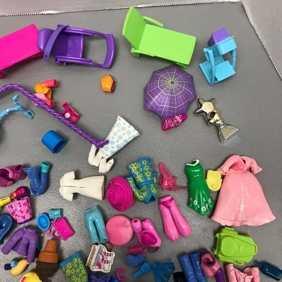 10 Polly Pocket Dolls‎ w/ a ton of cloths, accessories and furniture - Picture 8 of 10